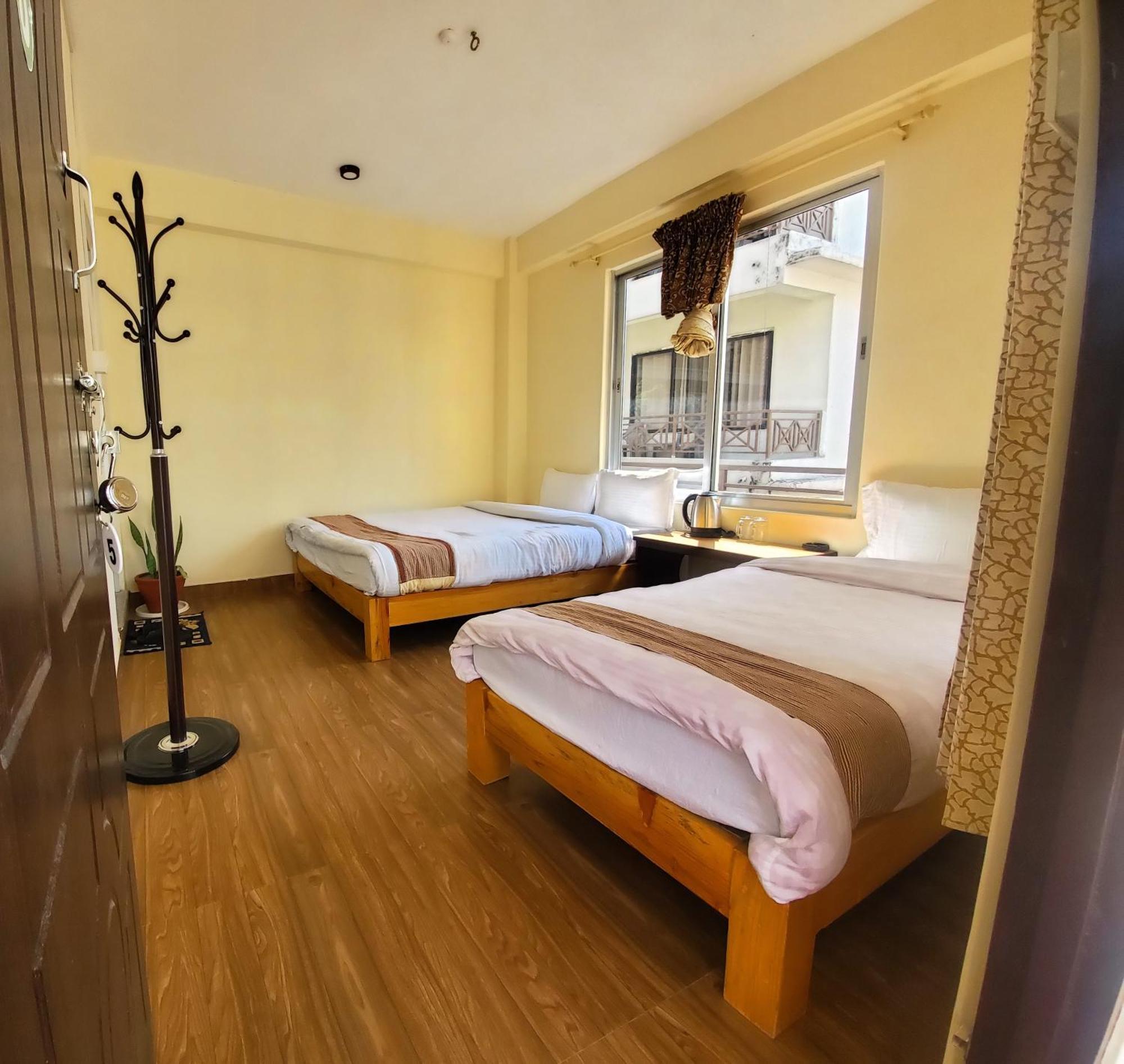 Santoshi Guest House, โพคารา ภายนอก รูปภาพ